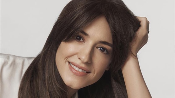 photo of estee lauder global brand ambassador daisy edgar-jones